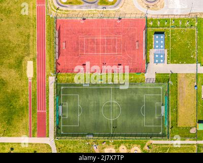 Vue de dessus, vue panoramique de l'université avec basketball, terrains de football. Sport de rue Banque D'Images