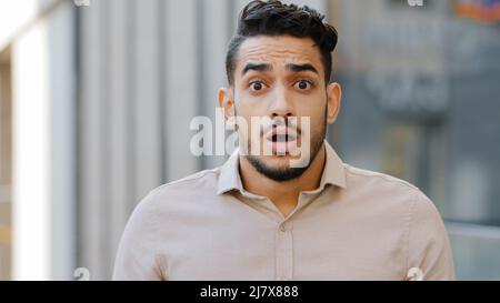 Portrait de jeune choqué surpris homme gros vers le haut effrayé gars peur sentiment choc surprise étonné des problèmes inattendus de mauvaises nouvelles ouvre la bouche Banque D'Images