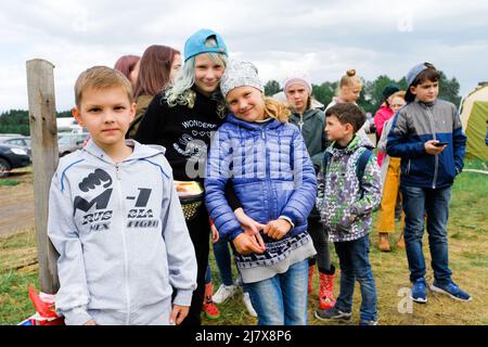 La Russie, Tioumen, 15.06.2019. Les enfants de différents âges et courses smiling regarder la caméra. Banque D'Images