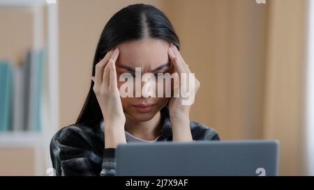 Asiatique coréen japonais chinois fille millénaire entreprise femme fatigué épuisé travailleur Manager stressant utilisateur femme étudiant avec ordinateur portable se sentant fatigué Banque D'Images