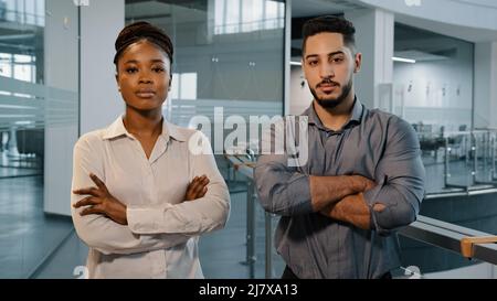 Portrait d'affaires personnes femme d'affaires africaine femme d'affaires et chef d'homme arabe adulte debout au bureau et posant pour un appareil photo avec des bras croisés. Deux Banque D'Images