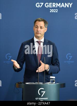 Berlin, Allemagne. 10th mai 2022. Le Premier ministre belge en visite, Alexander de Croo, assiste à une conférence de presse commune avec le chancelier allemand OLAF Scholz (non illustré) à la Chancellerie allemande de Berlin, capitale de l'Allemagne, le 10 mai 2022. Crédit: REN Pengfei/Xinhua/Alay Live News Banque D'Images