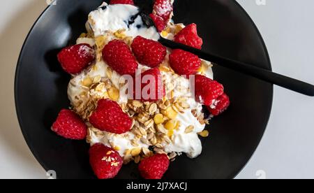 Framboises, avoine coupée en acier et yogourt grec Banque D'Images