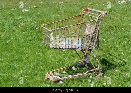 Chariot de supermarché corrodé après avoir été récupéré d'une rivière. Banque D'Images