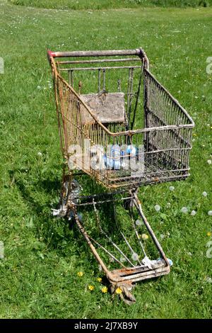 Chariot de supermarché corrodé après avoir été récupéré d'une rivière. Banque D'Images