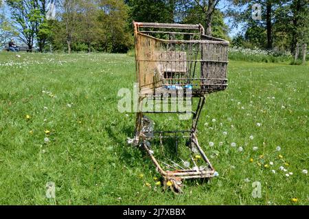 Chariot de supermarché corrodé après avoir été récupéré d'une rivière. Banque D'Images