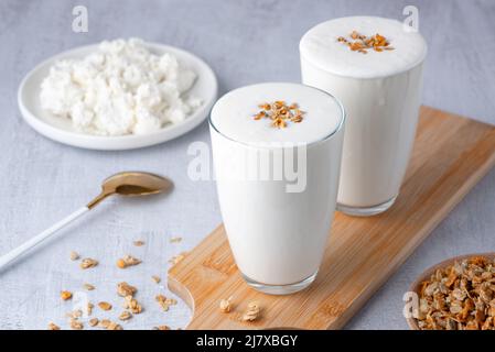 Kéfir, babeurre ou yaourt, fromage cottage avec granola. Banque D'Images