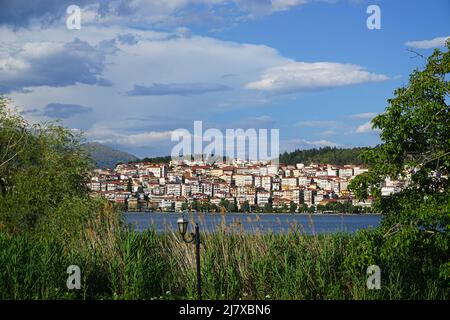 Horizon de la ville de Kastoria, avec le lac en face et ciel bleu avec des nuages blancs, Grèce Banque D'Images