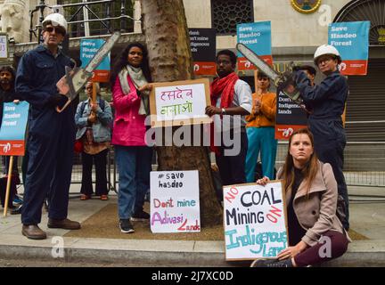 Inde, Londres, Royaume-Uni, Londres, Royaume-Uni. 11th mai 2022. Des militants se sont rassemblés devant la Maison de l'Inde, le Haut-commissariat de l'Inde dans le centre de Londres, pour protester contre le géant du charbon Adani et contre la destruction de la forêt de Hasdeo en Inde, où de nouvelles mines de charbon sont sur le point d'être ouvertes. Outre les dommages causés à l'environnement, les mines prévues auront des répercussions sur la vie des populations autochtones d'Ayvasi. Credit: Vuk Valcic/Alamy Live News Banque D'Images