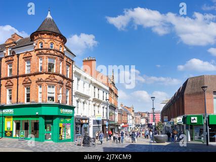 Ramsdens Financial services shop et des acheteurs très occupés sur St Peter's Street Derby centre-ville Derbyshire Angleterre GB Banque D'Images