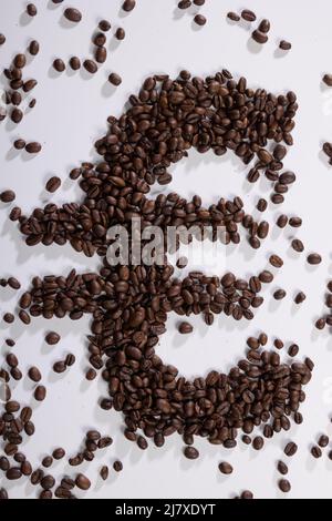 image symbolique des grains de café formant un signe de l'euro Banque D'Images