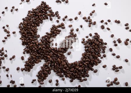 image symbolique des grains de café formant un signe de l'euro Banque D'Images