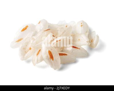 Gros plan extrême de la coque de psyllium. Tas de Psyllium Isspaghula husk, isolé sur fond blanc avec un chemin d'écrêtage. Banque D'Images