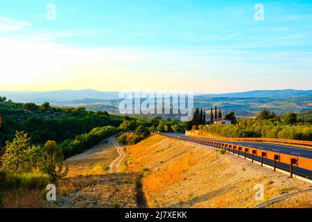 Route de terme di Saturnia à San Gimignano au coucher du soleil Banque D'Images