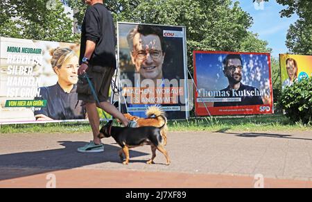 Düsseldorf, Allemagne. 11th mai 2022. Les affiches électorales des Verts, de la CDU, du SPD et du FDP (l-r) sont dans un pré. L'élection d'État en Rhénanie-du-Nord-Westphalie a lieu le 15 mai 2022. Credit: Oliver Berg/dpa/Alay Live News Banque D'Images