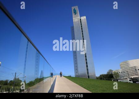 Düsseldorf, Allemagne. 11th mai 2022. Une femme marche le long du "ý-Bogen" sous un ciel bleu. Credit: Oliver Berg/dpa/Alay Live News Banque D'Images