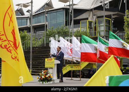 Antwerpen, Belgique. 10th mai 2022. Le député belge Michael Freilich, du parti Nieuw-Vlaamse Alliantie (NVA), s'adresse au rassemblement des partisans du NCRI à Anvers. Un rassemblement a été organisé devant la Cour d'appel belge, coïncidant avec le verdict sur l'appel des terroristes iraniens impliqués dans le complot de bombardement de 2018 contre la grande conférence internationale du Conseil national de la résistance de l'Iran (NCRI) à la périphérie de Paris. Crédit : SOPA Images Limited/Alamy Live News Banque D'Images