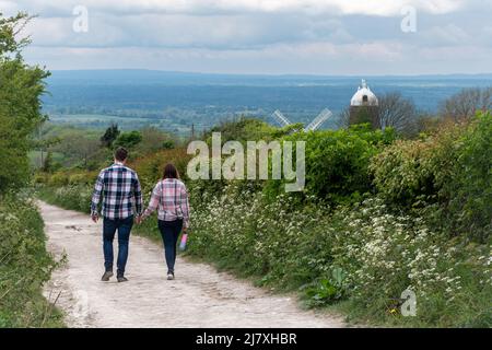 Couple marchant sur le sentier South Downs Way près des moulins à vent Jack et Jill, Clayton, West Sussex, Angleterre, Royaume-Uni Banque D'Images