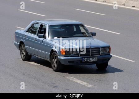 ISTANBUL, TURQUIE - 23 AVRIL 2022 : 1993 Mercedes Benz 190E Limited sur l'autoroute. Banque D'Images