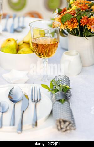 Table élégante avec vaisselle blanche sur nappe blanche. Fruits, boissons dans des verres en cristal. Mise en place de la table des fêtes d'été. Repas à l'extérieur Banque D'Images