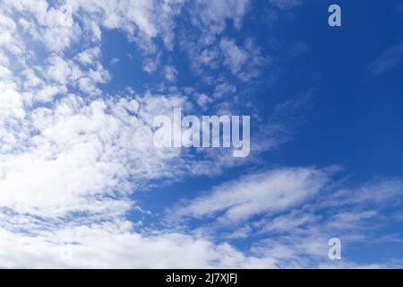 Ciel bleu avec des nuages blancs en journée. Types de nuages Cumulus et altocumulus. Arrière-plan naturel Banque D'Images