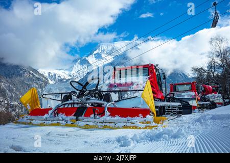 Snow groomers - machines à ratrack pour chats de neige à la station Alps Banque D'Images