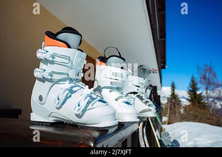 Rangée de nombreuses bottes de ski alpin sur le rail de balcon encore Banque D'Images