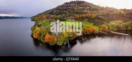 Vue aérienne sur les ruines du château d'Urquhart au Loch Ness Banque D'Images