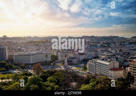 Panorama en hauteur de l'horizon de Lisbonne, Portugal, au lever du soleil doré Banque D'Images