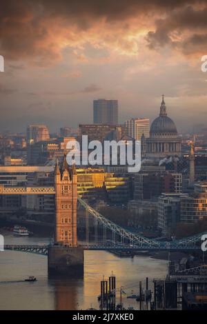 Vue idyllique au lever du soleil sur le Tower Bridge et la cathédrale Saint-Paul à Londres Banque D'Images