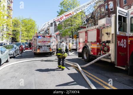 Bronx, États-Unis. 10th mai 2022. Une personne est morte et huit autres ont été blessées, dont trois pompiers après un incendie survenu dans une maison dans la section de Fordham du Bronx, NY 10 mai 2022. Les quatre feux d'alarme ont déchiré une maison de deux étages sur le 2194 Valentine Avenue, Richard Blatus, chef intérimaire des opérations d'incendie de FDNY, a déclaré qu'une personne a été trouvée à l'intérieur de la maison et a déclaré décédé sur les lieux. (Photo de Steve Sanchez/SipaUSA). Credit: SIPA USA/Alay Live News Banque D'Images