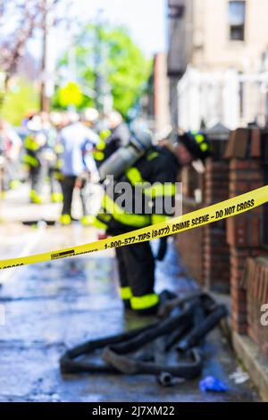 Bronx, États-Unis. 10th mai 2022. Une personne est morte et huit autres ont été blessées, dont trois pompiers après un incendie survenu dans une maison dans la section de Fordham du Bronx, NY 10 mai 2022. Les quatre feux d'alarme ont déchiré une maison de deux étages sur le 2194 Valentine Avenue, Richard Blatus, chef intérimaire des opérations d'incendie de FDNY, a déclaré qu'une personne a été trouvée à l'intérieur de la maison et a déclaré décédé sur les lieux. (Photo de Steve Sanchez/SipaUSA). Credit: SIPA USA/Alay Live News Banque D'Images