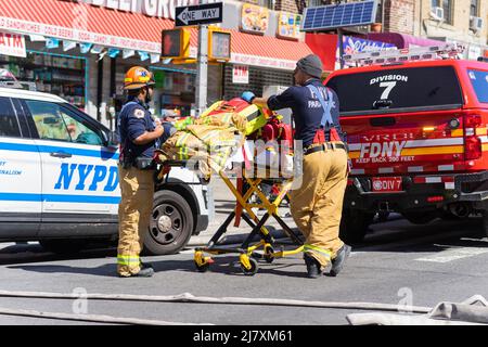 Bronx, États-Unis. 10th mai 2022. Une personne est morte et huit autres ont été blessées, dont trois pompiers après un incendie survenu dans une maison dans la section de Fordham du Bronx, NY 10 mai 2022. Les quatre feux d'alarme ont déchiré une maison de deux étages sur le 2194 Valentine Avenue, Richard Blatus, chef intérimaire des opérations d'incendie de FDNY, a déclaré qu'une personne a été trouvée à l'intérieur de la maison et a déclaré décédé sur les lieux. (Photo de Steve Sanchez/SipaUSA). Credit: SIPA USA/Alay Live News Banque D'Images