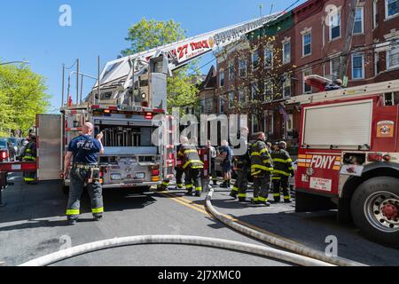 Bronx, États-Unis. 10th mai 2022. Une personne est morte et huit autres ont été blessées, dont trois pompiers après un incendie survenu dans une maison dans la section de Fordham du Bronx, NY 10 mai 2022. Les quatre feux d'alarme ont déchiré une maison de deux étages sur le 2194 Valentine Avenue, Richard Blatus, chef intérimaire des opérations d'incendie de FDNY, a déclaré qu'une personne a été trouvée à l'intérieur de la maison et a déclaré décédé sur les lieux. (Photo de Steve Sanchez/SipaUSA). Credit: SIPA USA/Alay Live News Banque D'Images