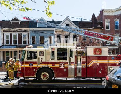 Bronx, États-Unis. 10th mai 2022. Une personne est morte et huit autres ont été blessées, dont trois pompiers après un incendie survenu dans une maison dans la section de Fordham du Bronx, NY 10 mai 2022. Les quatre feux d'alarme ont déchiré une maison de deux étages sur le 2194 Valentine Avenue, Richard Blatus, chef intérimaire des opérations d'incendie de FDNY, a déclaré qu'une personne a été trouvée à l'intérieur de la maison et a déclaré décédé sur les lieux. (Photo de Steve Sanchez/SipaUSA). Credit: SIPA USA/Alay Live News Banque D'Images