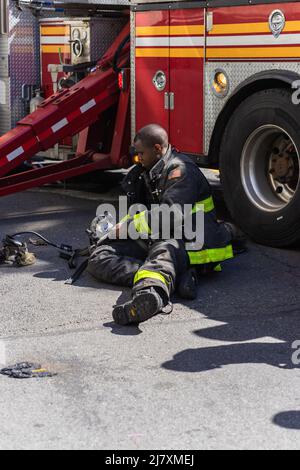 Bronx, États-Unis. 10th mai 2022. Une personne est morte et huit autres ont été blessées, dont trois pompiers après un incendie survenu dans une maison dans la section de Fordham du Bronx, NY 10 mai 2022. Les quatre feux d'alarme ont déchiré une maison de deux étages sur le 2194 Valentine Avenue, Richard Blatus, chef intérimaire des opérations d'incendie de FDNY, a déclaré qu'une personne a été trouvée à l'intérieur de la maison et a déclaré décédé sur les lieux. (Photo de Steve Sanchez/SipaUSA). Credit: SIPA USA/Alay Live News Banque D'Images