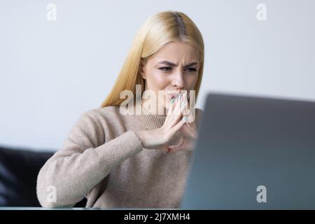 Entreprise sérieuse pensive young lady économiste est de penser que sa décision à prendre sur le lieu de travail la lumière moderne, portant costume strict et g Banque D'Images