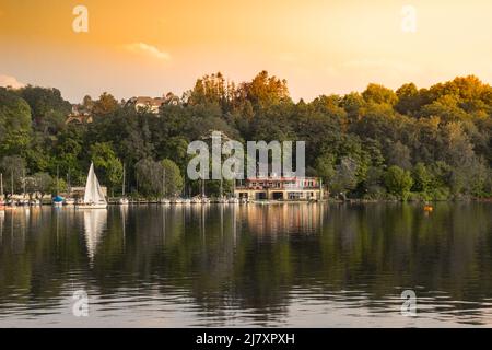 Coucher de soleil sur le lac Baldeney à Bredeney, Essen, Allemagne Banque D'Images