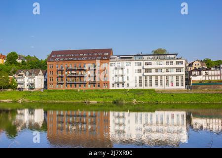 Immeubles d'appartements sur la rivière Ruhr à Essen-werden, Allemagne Banque D'Images