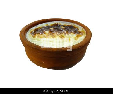 Dessert turc Sutlac (Fırın Sütlaç) sur un fond blanc isolé, pudding au riz cuit au four dans un pot d'argile, gros plan de la traditionnelle turque dessert Banque D'Images