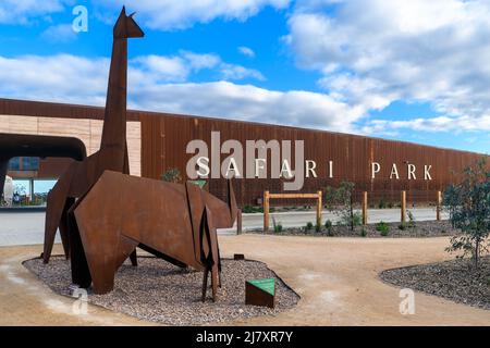 Adélaïde, Australie méridionale - 8 mai 2022 : nouvelle entrée du parc de safari Monarto avec sculptures en métal vues depuis le parking pendant une journée Banque D'Images
