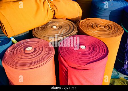 Rouleaux de tissus colorés sur un marché de tissus vietnamiens Banque D'Images