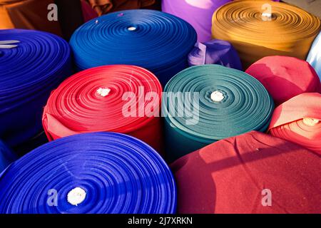 Rouleaux de tissus colorés sur un marché de tissus vietnamiens Banque D'Images