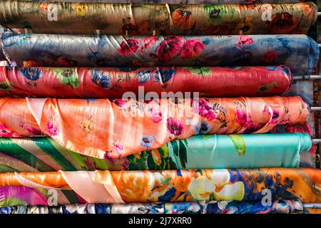 Rouleaux de tissus colorés sur un marché de tissus vietnamiens Banque D'Images