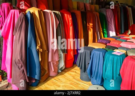 Rouleaux de tissus colorés sur un marché de tissus vietnamiens Banque D'Images