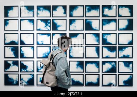 Londres, Royaume-Uni. 11 mai 2022. Un homme voit 'Covariance', 2015 ans, de Raphaël Dallaporta sur le stand de la galerie Jean-Kenta Gauthier à l'aperçu de photo London à Somerset House. Le salon annuel de la photographie célèbre la photographie, du millésime au moderne, ainsi qu'une sélection des plus grands revendeurs et galeries de photographie au monde. Un programme public de discussions, de visites et plus se déroulera tout au long du spectacle du 12 au 14 mai 2022. Credit: Stephen Chung / Alamy Live News Banque D'Images