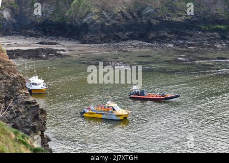 Bateaux de pêche et embarcation de plaisance amarrés à Port Issac Cornwall Angleterre royaume-uni Banque D'Images