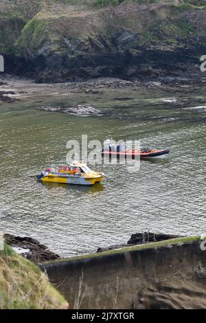 Bateau de pêche et embarcation de plaisance amarrés à Port Issac Cornouailles Angleterre royaume-uni Banque D'Images