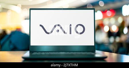 POZNAN, POL - 05 FÉVRIER 2022 : ordinateur portable affichant le logo de VAIO, une marque d'ordinateurs personnels et d'électronique grand public, actuellement développée par Ja Banque D'Images