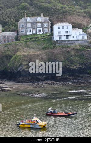 Bateau de pêche et embarcation de plaisance amarrés à Port Issac Cornouailles Angleterre royaume-uni Banque D'Images